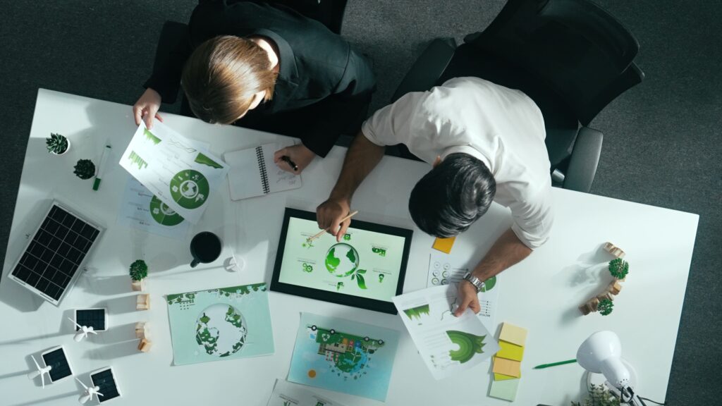 Homens olhando práticas ESG para aplicar no mercado de trabalho