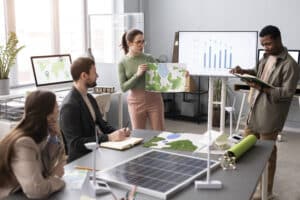 Profissionais discutem estratégias de sustentabilidade empresarial em uma reunião