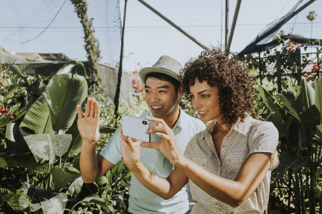 Dois amigos gravando e utilizando as práticas sustentáveis no entretenimento