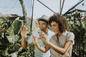 Dois amigos gravando e utilizando as práticas sustentáveis no entretenimento
