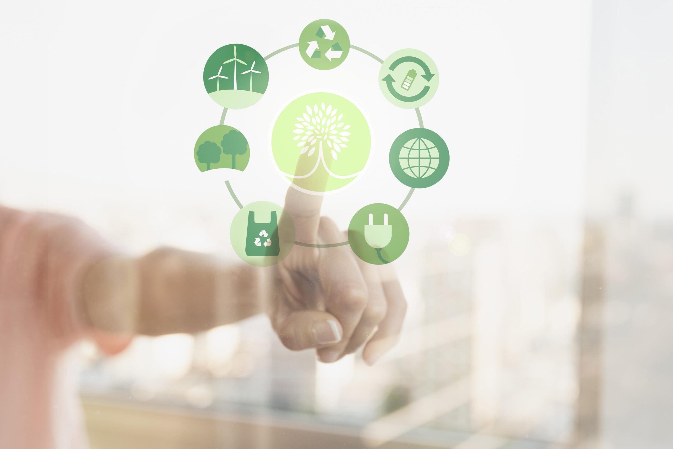 Pessoa interagindo com ícones digitais de sustentabilidade, simbolizando ecoconsciência e ações ambientais integradas ao cotidiano