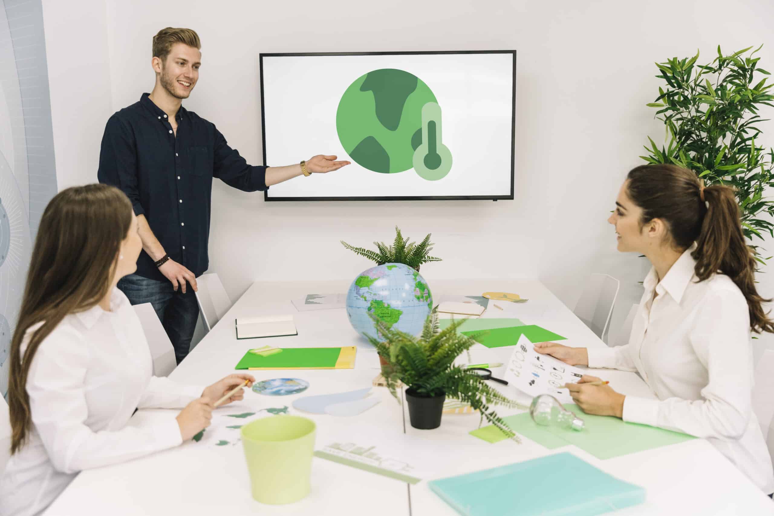 Profissionais discutem ESG e valor de mercado em sala de reunião com apresentação sobre sustentabilidade e mudanças climáticas.